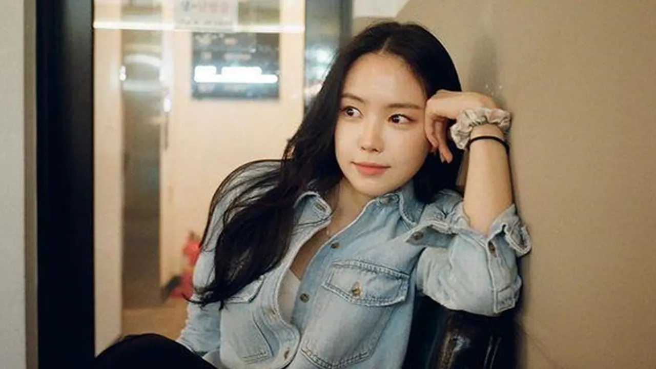 10 Potret Son Na Eun dengan Beragam Handbag, Bisa Jadi Inspirasi untuk Upgrade OOTD