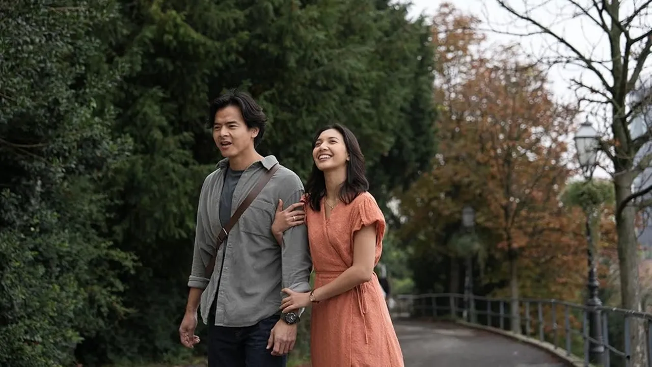 屋外を歩く男女を捉えた恋愛映画の場面