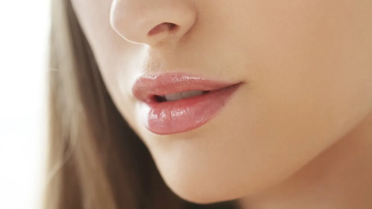 12 Cara Mengatasi Bibir Kering dan Pecah-pecah Menggunakan Bahan Alami