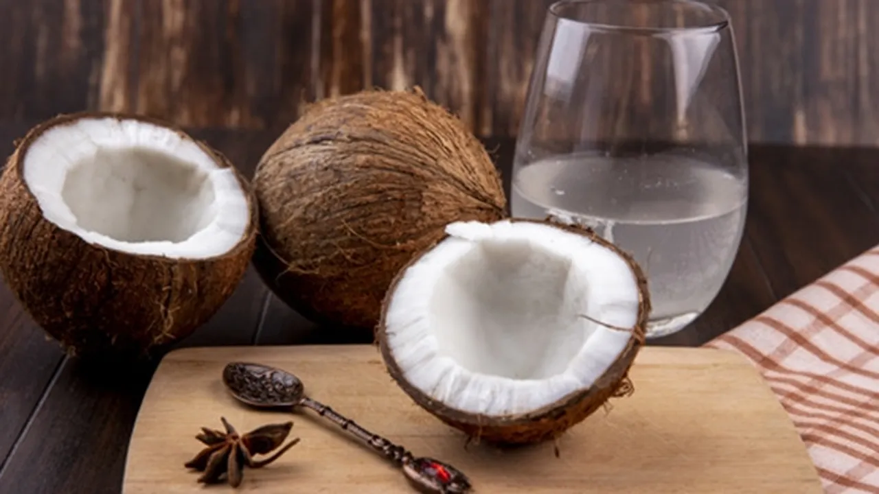 12 Manfaat Air Kelapa, Minuman Awet Muda - Bikin Kulit Glowing