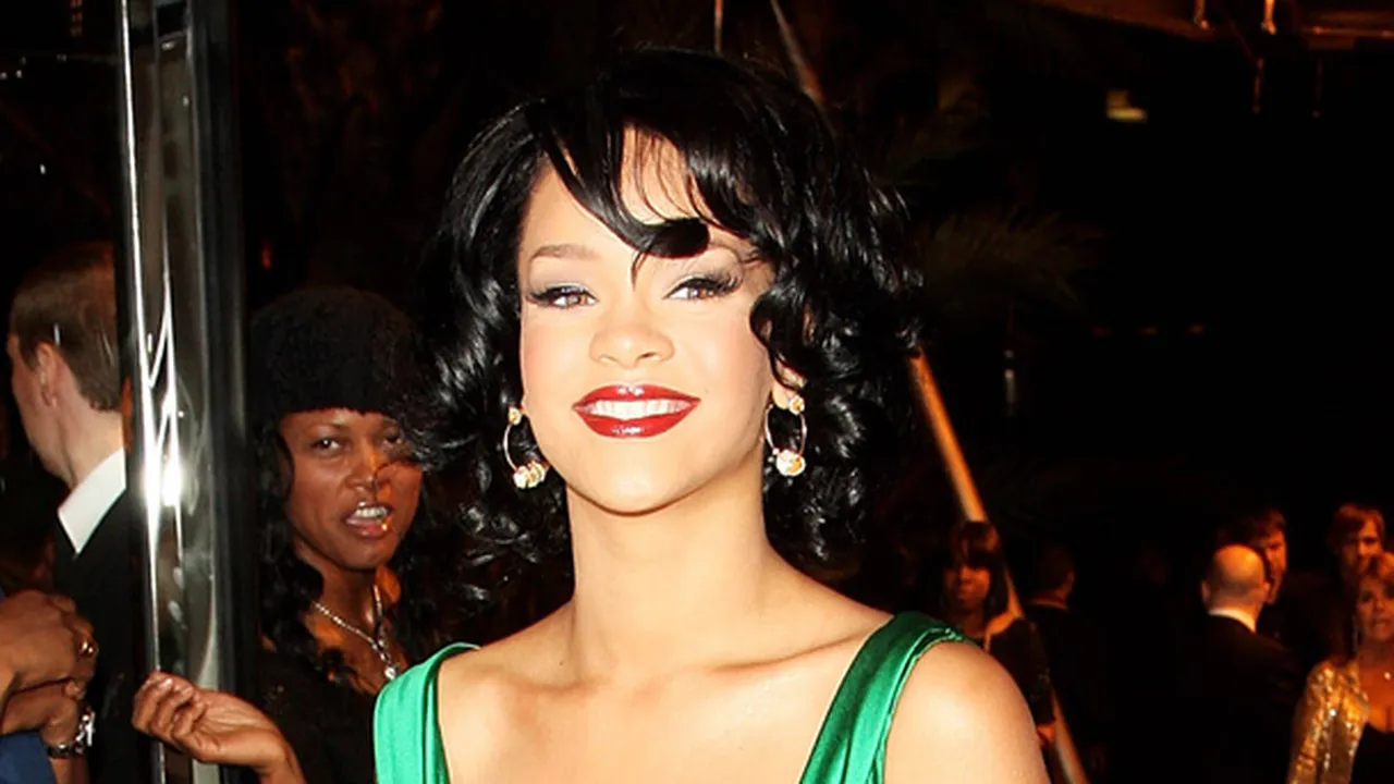 13 Kostum Teraneh Yang Pernah Dipakai Rihanna [PART 2]
