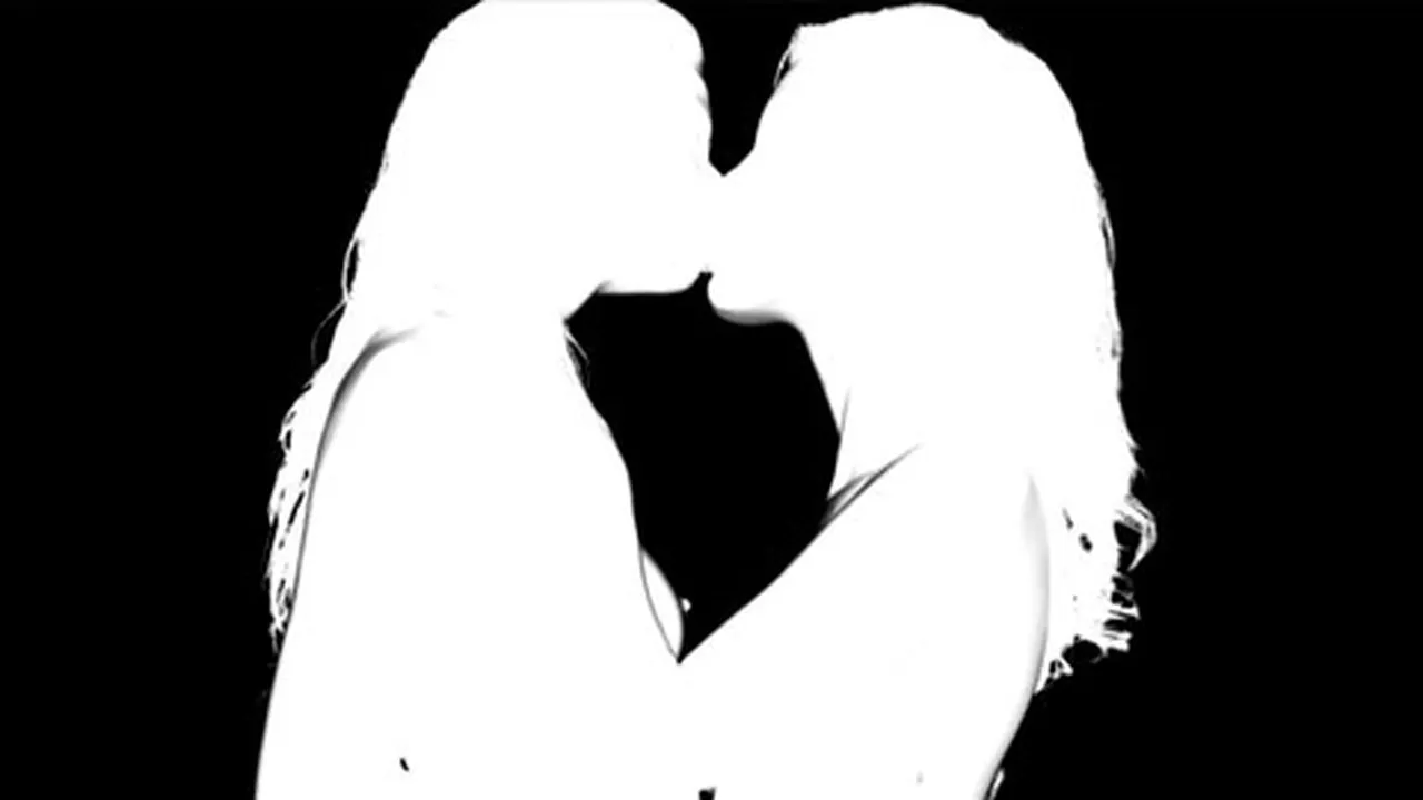 14 Adegan Ciuman Sesama Wanita Paling Panas [Part 1]