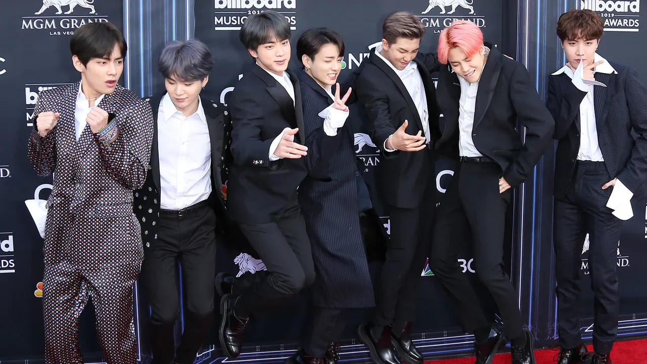 2 Kisah BTS yang Hormati Fans Muslim Berhijab Saat Fan Meet, Respect Banget! 2 Kisah BTS yang Hormati Fans Muslim Berhijab Saat Fan Meet, Respect Banget!