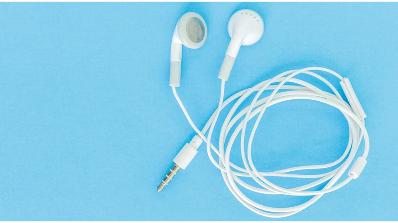 4 Cara Membersihkan Earphone Berwarna Putih Agar Tetap Terlihat Bersih dan Selalu Baru