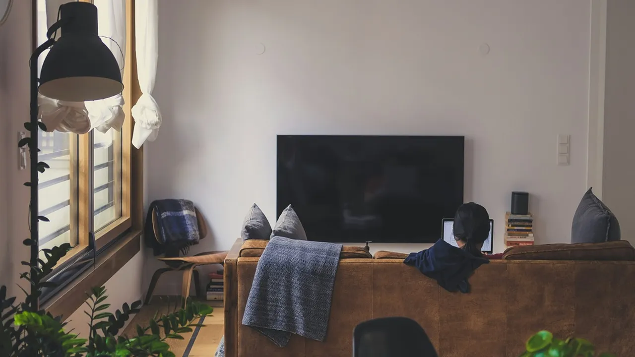 4 Cara Menghubungkan Laptop ke TV, Mudah dan Praktis Banget