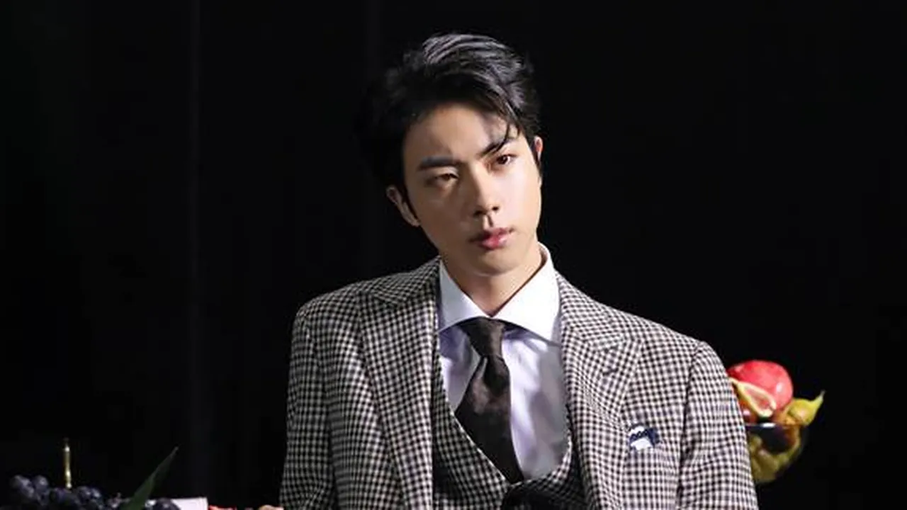 4 Gaya Makeup Jin BTS Ini Selalu Bikin ARMY Jatuh Hati, Penasaran?
