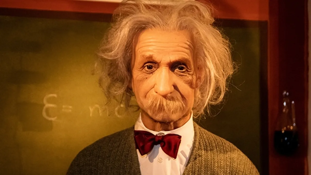 45 Kata-Kata Albert Einstein yang Penuh Makna Tentang Kehidupan - Cinta