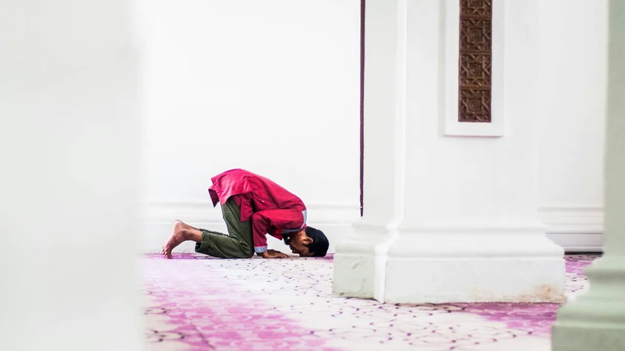 5 Arti Mimpi Melihat Orang Sholat, Bisa Jadi Pesan Spiritual Mendalam