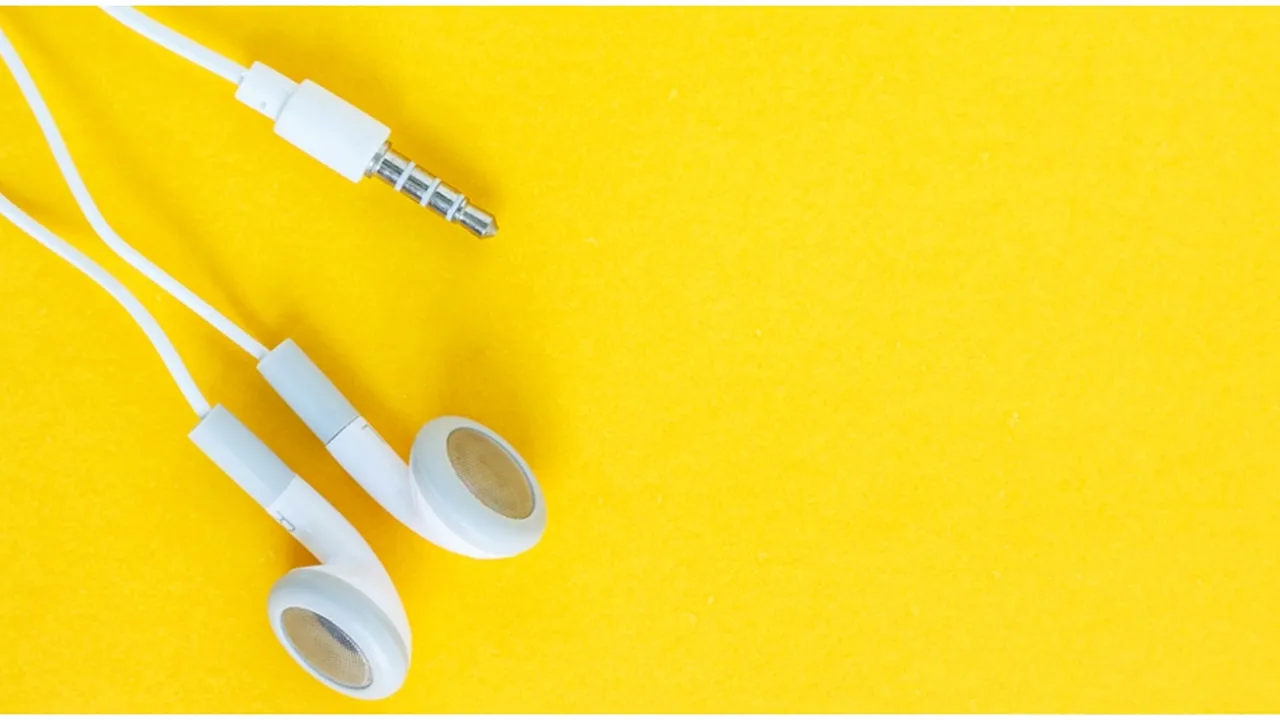 5 Barang Sehari-Hari yang Bisa Digunakan sebagai Alat Pembersih Earphone Kesayangan