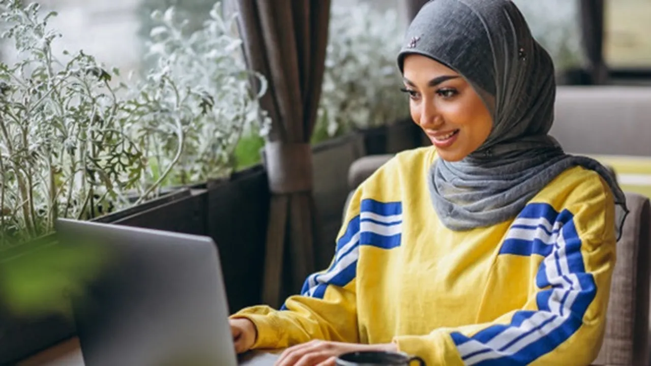 5 Cara Memakai Hijab Segi Empat untuk Sehari-Hari, Anti Ribet Tapi Tetap Kekinian