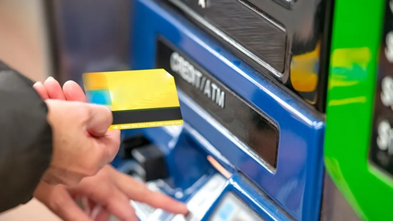 5 Cara Mengeluarkan Kartu ATM yang Tertelan dengan Mudah, Jangan Panik!