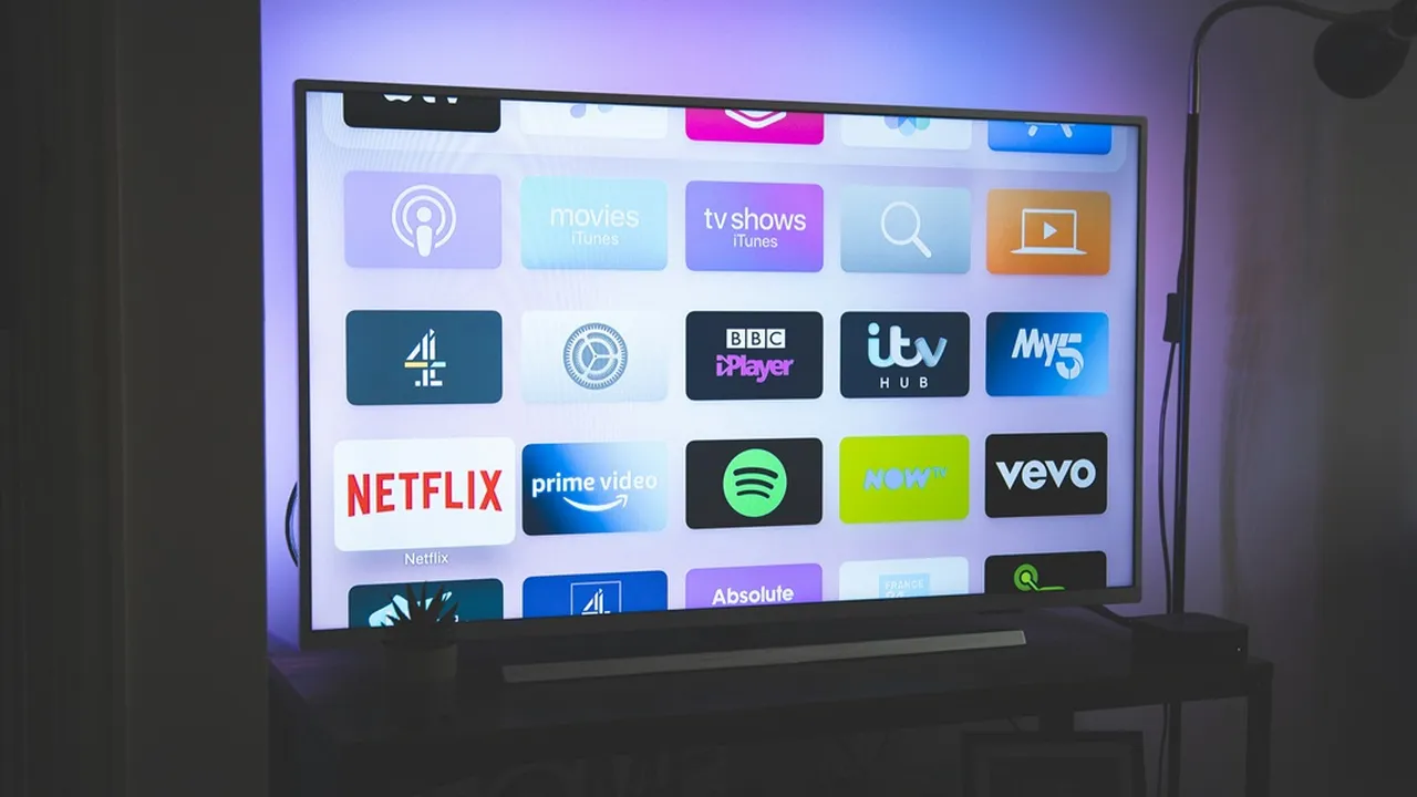 5 Cara Menyambungkan HP ke TV Tanpa Kabel, Mudah dan Praktis