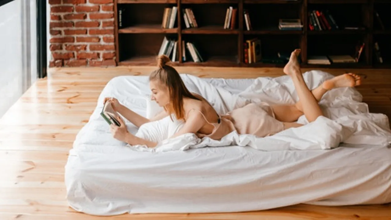 5 Dampak Buruk Tidur di Kasur yang Diletakkan Langsung di Atas Lantai