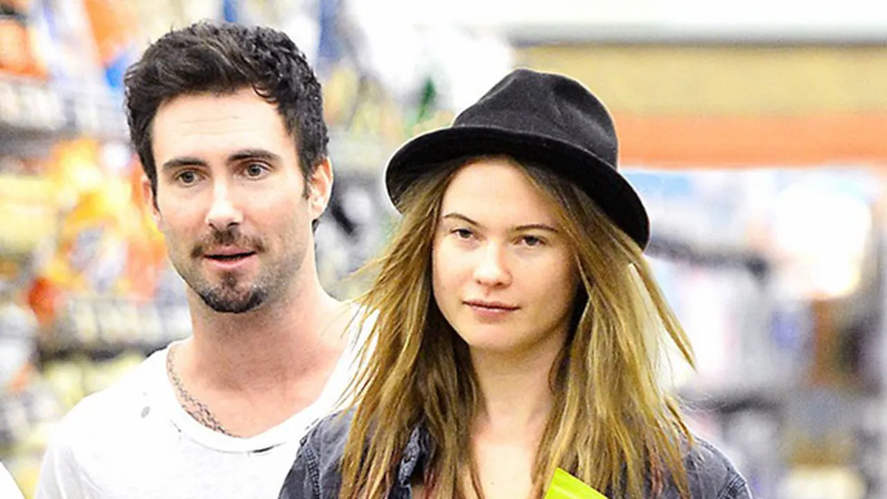 5 Fakta Tunangan Adam Levine