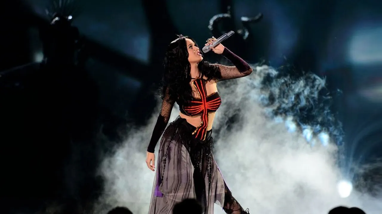 5 Foto Katy Perry Cium Wanita Lainnya