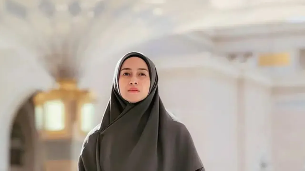 5 Gambar Menawan Dapur Rumah Nina Zatulini, Kombinasi Elegan Antara Mewah dan Minimalis