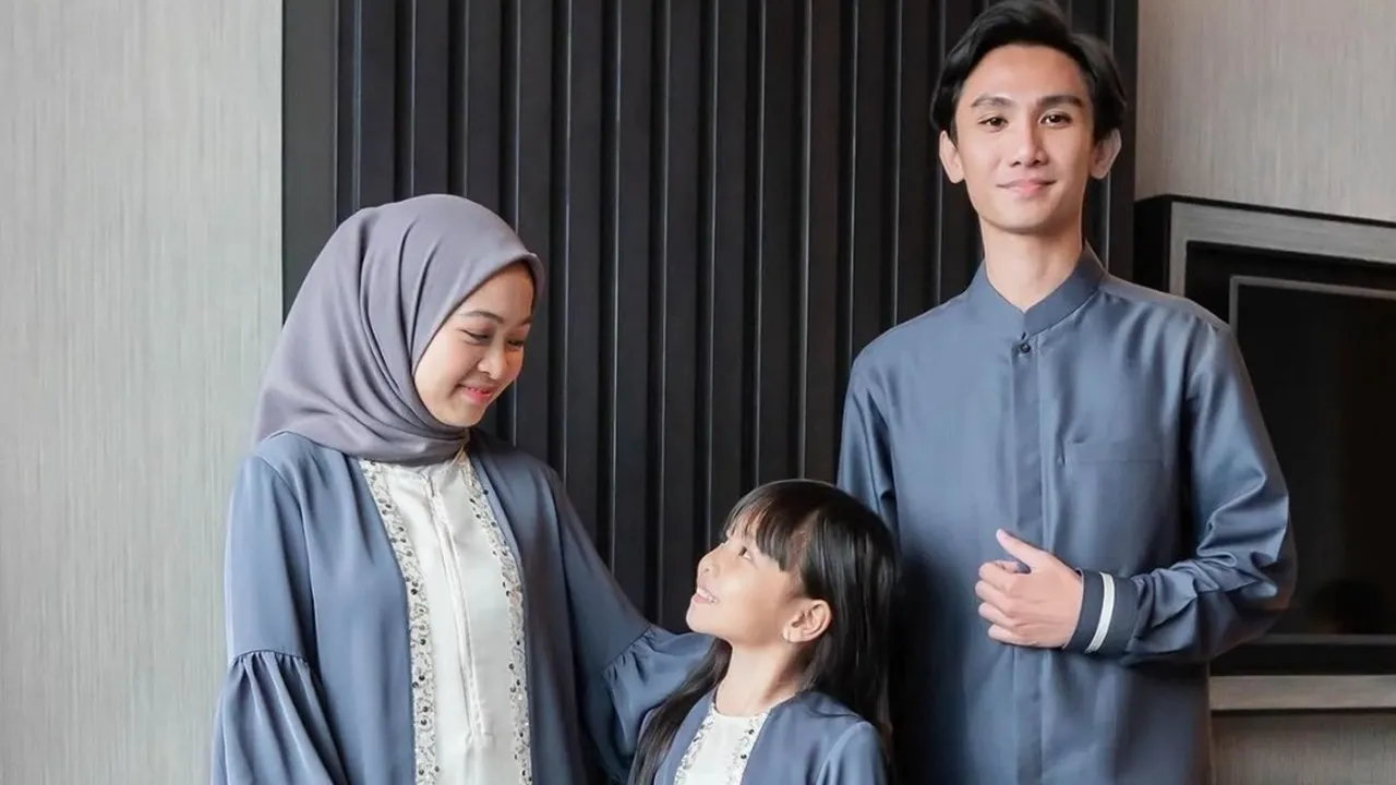 5 Inspirasi Baju Lebaran Couple Keluarga 1 Anak, Tampil Serasi dan Harmonis