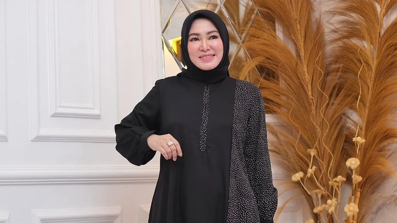 5 Inspirasi Model Gamis Lebaran 2025 Terbaru Kombinasi Dua Warna, Tampil Simpel - Elegan