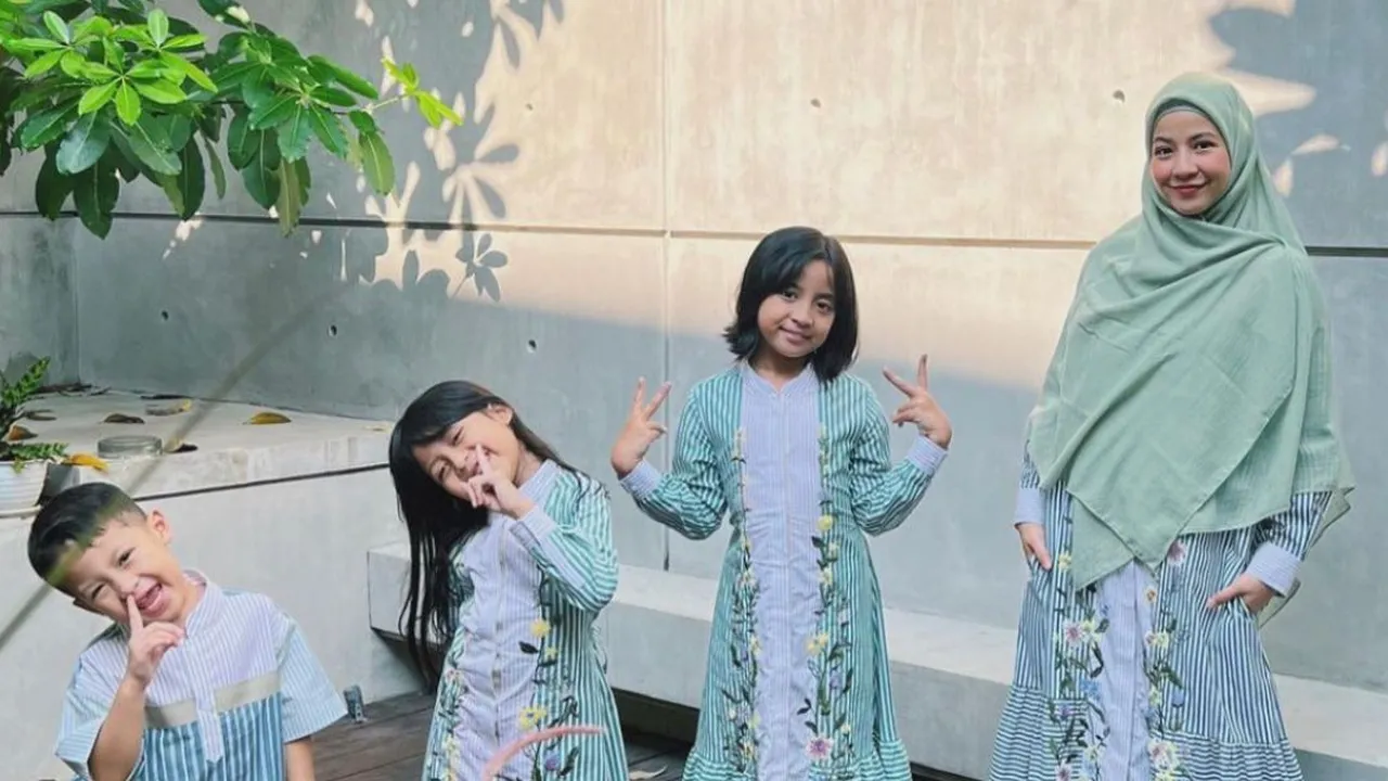 5 Inspirasi Model Gamis Terbaru, Banyak Dipakai Kalangan Artis