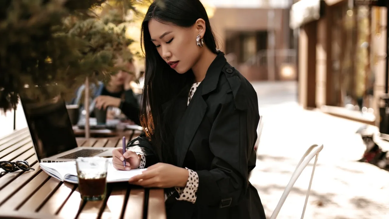 5 Inspirasi Model Jas Wanita Modern dan Elegan April 2025, Tampil Formal Penuh Karisma