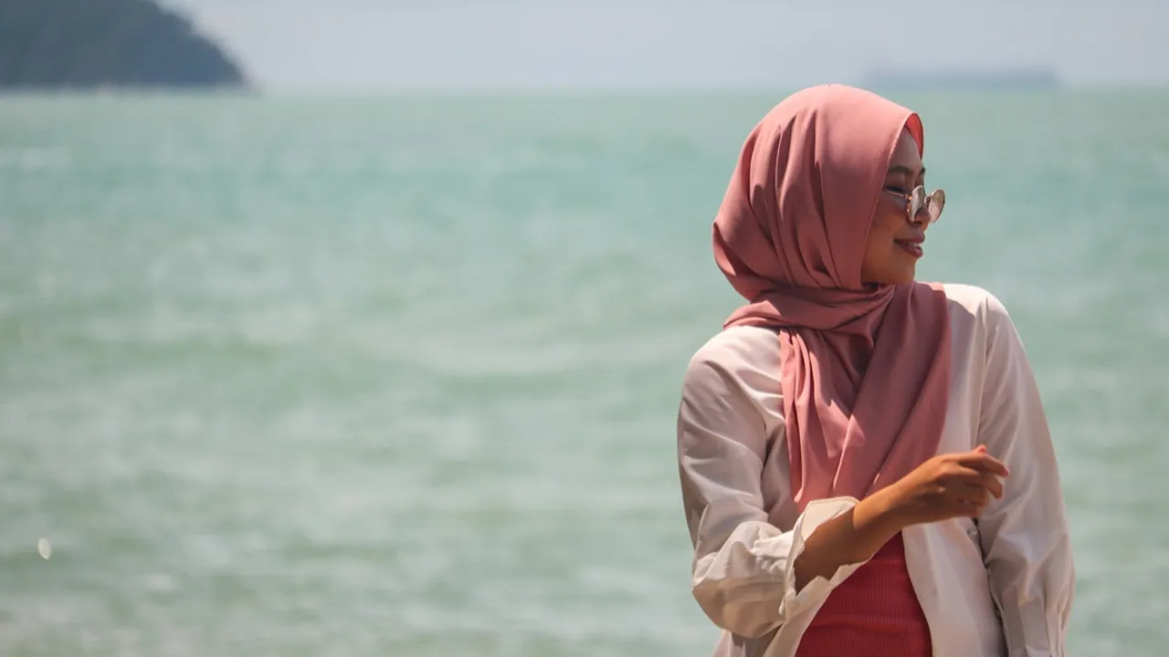 5 Inspirasi Outfit Pantai Hijab yang Aman, Nyaman, dan Stylish