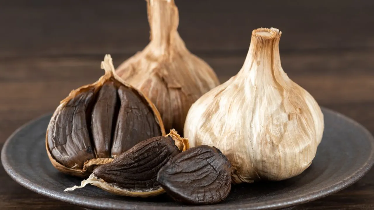 5 Keajaiban Kesehatan Bawang Hitam, Lebih Ampuh dari Bawang Putih!