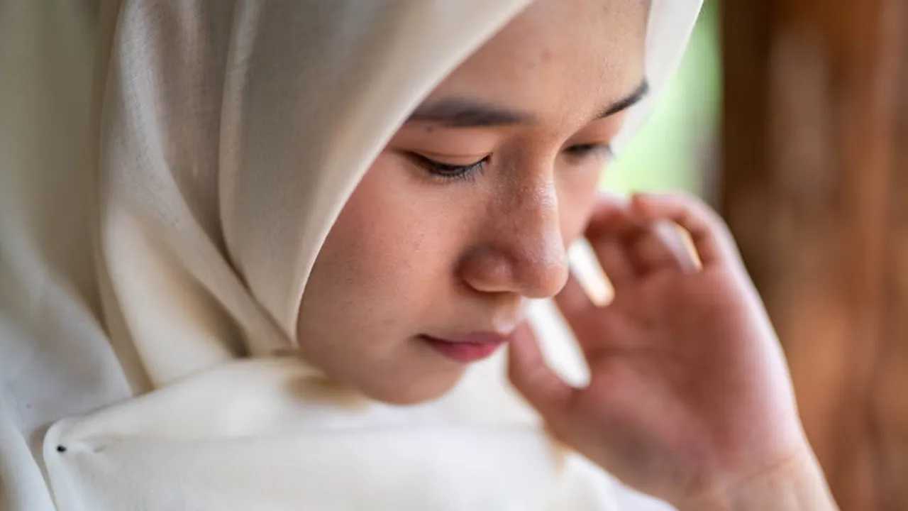 5 Langkah Mudah Tutorial Hijab Segi Empat Menutup Dada dengan Anggun dan Elegan