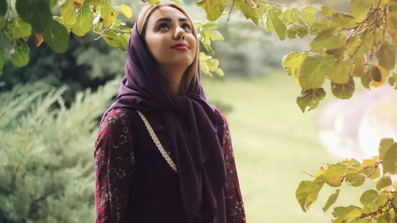 5 Model Baju Lebaran Warna Burgundy yang Jadi Tren di Tahun 2025, Simple Tapi Elegan
