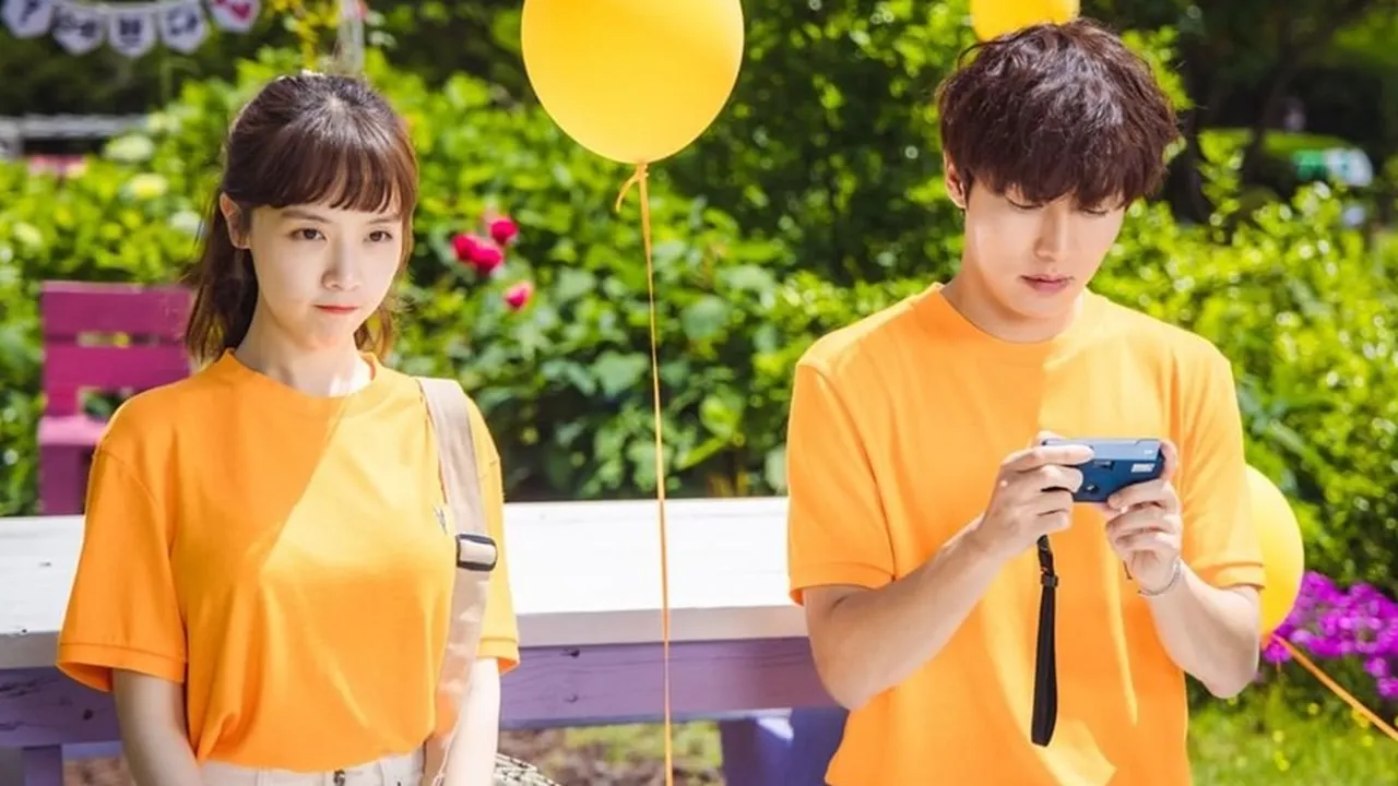 5 OOTD Colorful ala Bang Minah dalam 'CHECK OUT THE EVENT', Tampilkan Visual Girly yang Cute Abis