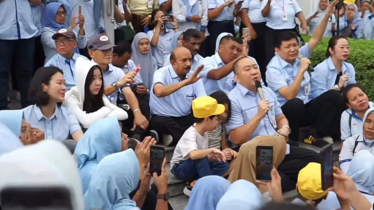 5 Potret Haru Perpisahan Iwan Kurniawan Lukminto dengan Ribuan Karyawan Sritex, Abadikan Kenangan Terindah