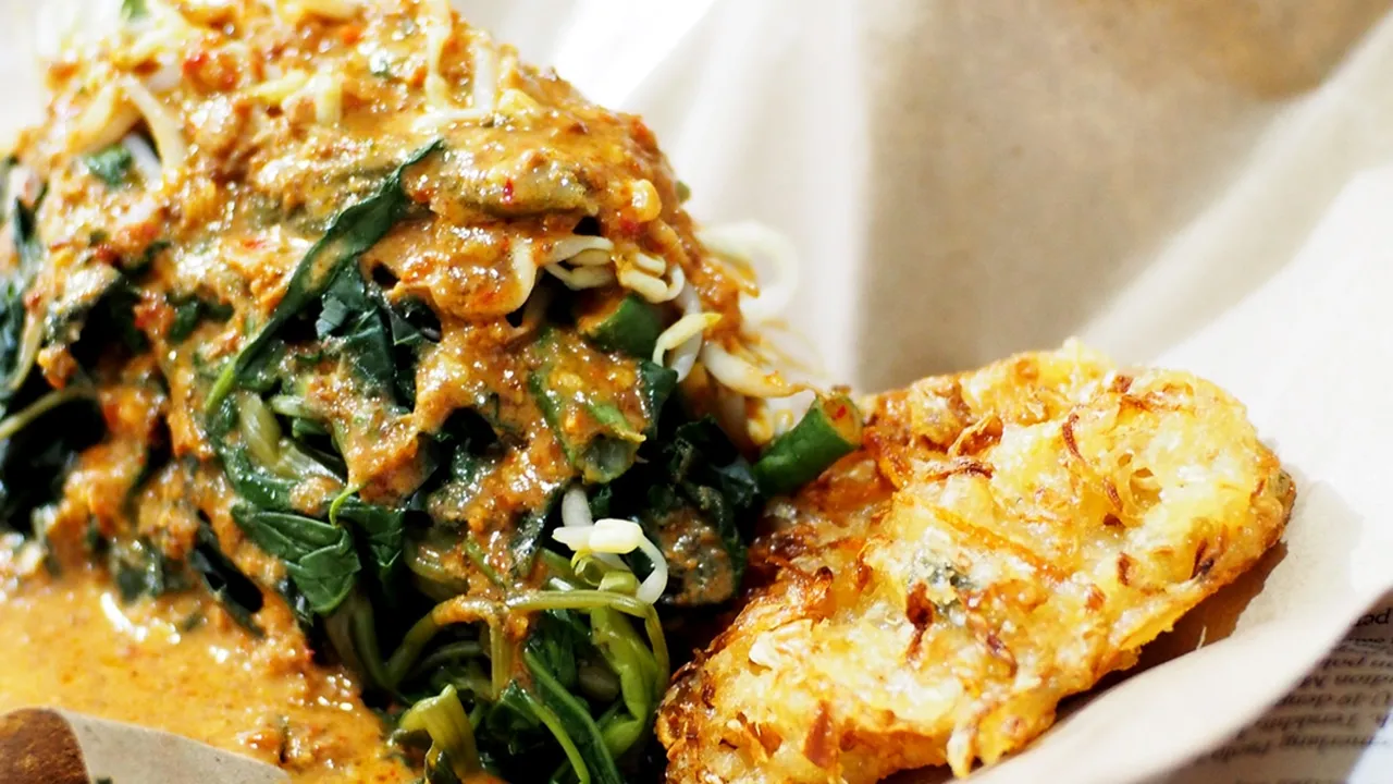5 Resep Kreasi Lontong Pecel Rumahan yang Praktis, Cocok untuk Hidangan Keluarga