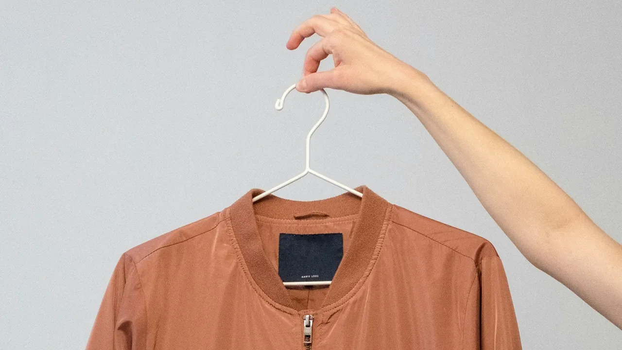 6 Arti Mimpi Diberi Baju oleh Laki-Laki, Punya Makna Spiritual Mendalam