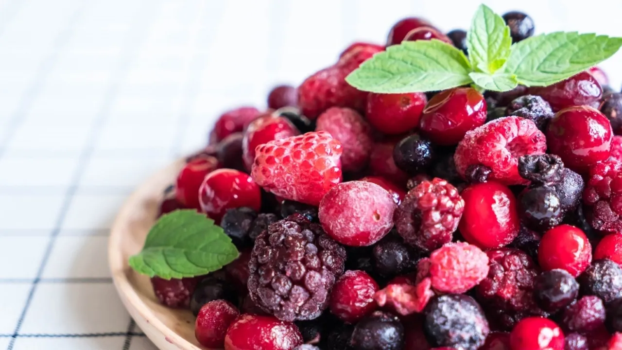6 Buah Frozen yang Justru Lebih Nikmat Dimakan Saat Beku Dibanding Saat Segar
