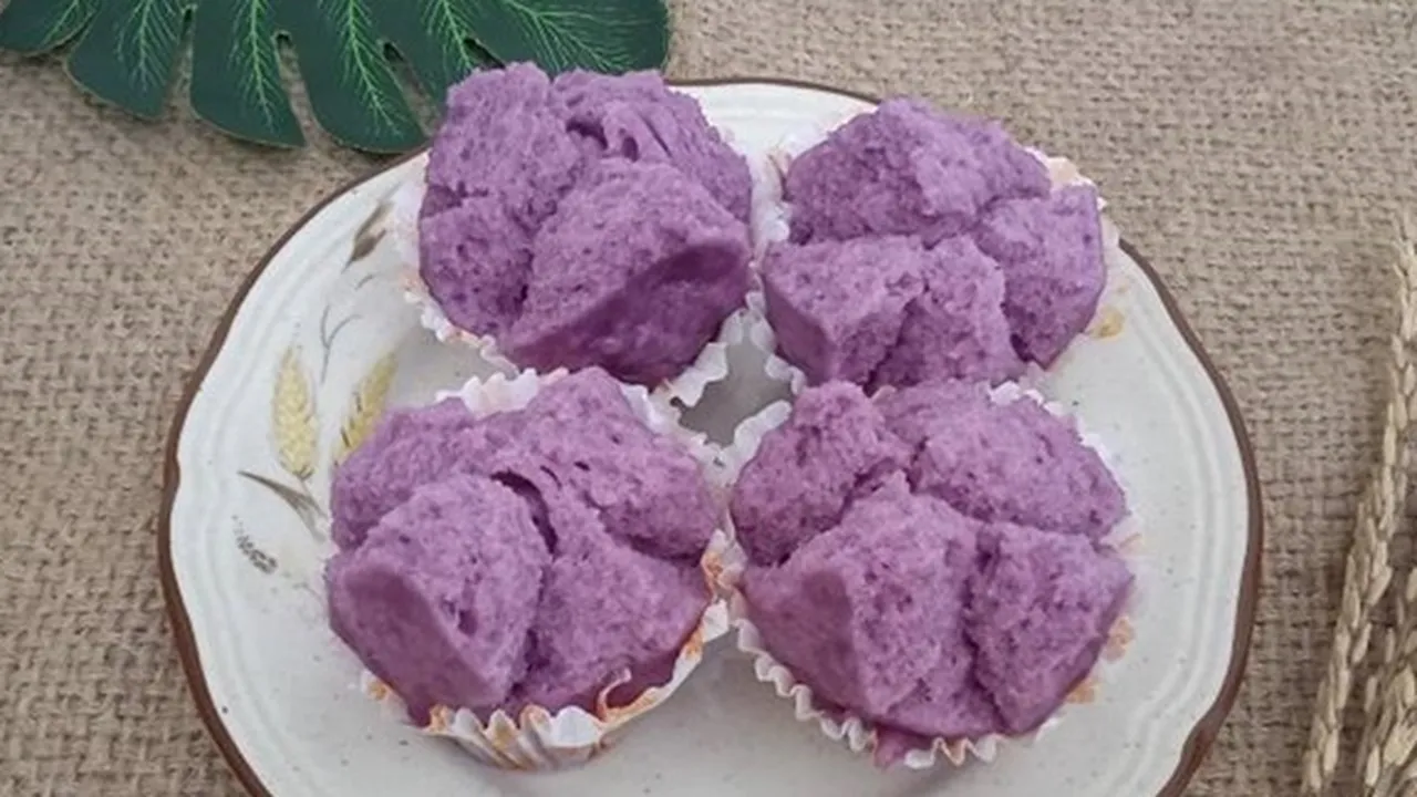6 Cara Membuat Bolu Kukus Enak, Lembut dan Merekah Sempurna