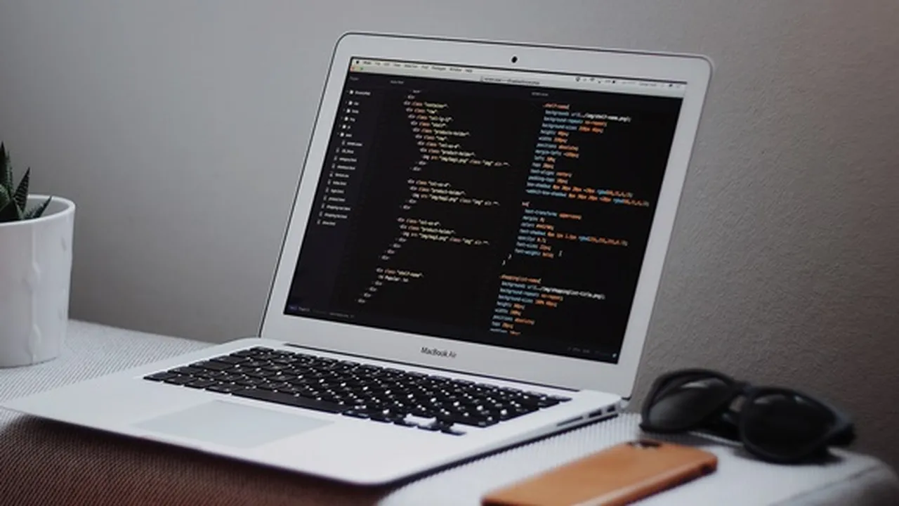 6 Cara Mengatasi Laptop Blank Hitam Tapi Hidup, Periksa Setiap Komponennya!