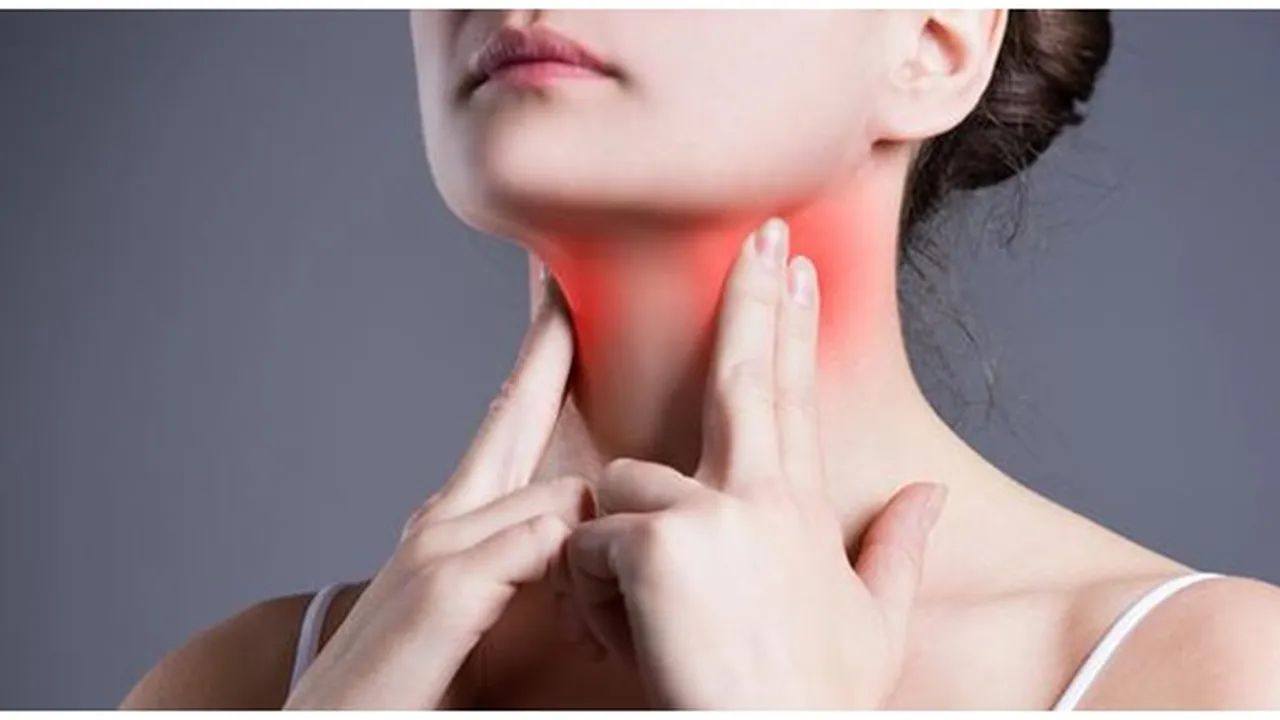 6 Cara Mengatasi Radang Tenggorokan, Tanpa Obat!