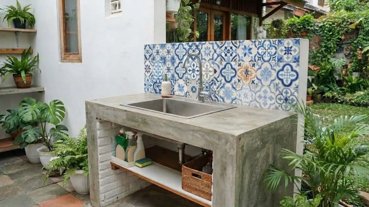 6 Desain Area Cuci Piring Outdoor dengan Meja Cor, Bikin Area Belakang Rumah Lebih Rapi