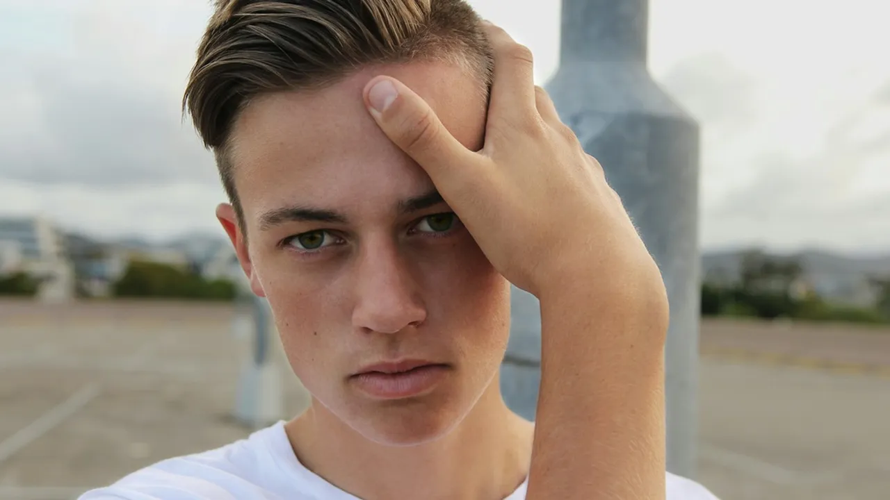 6 Gaya Rambut 2 Jari untuk Pria Trendy, Penunjang Penampilan Keren