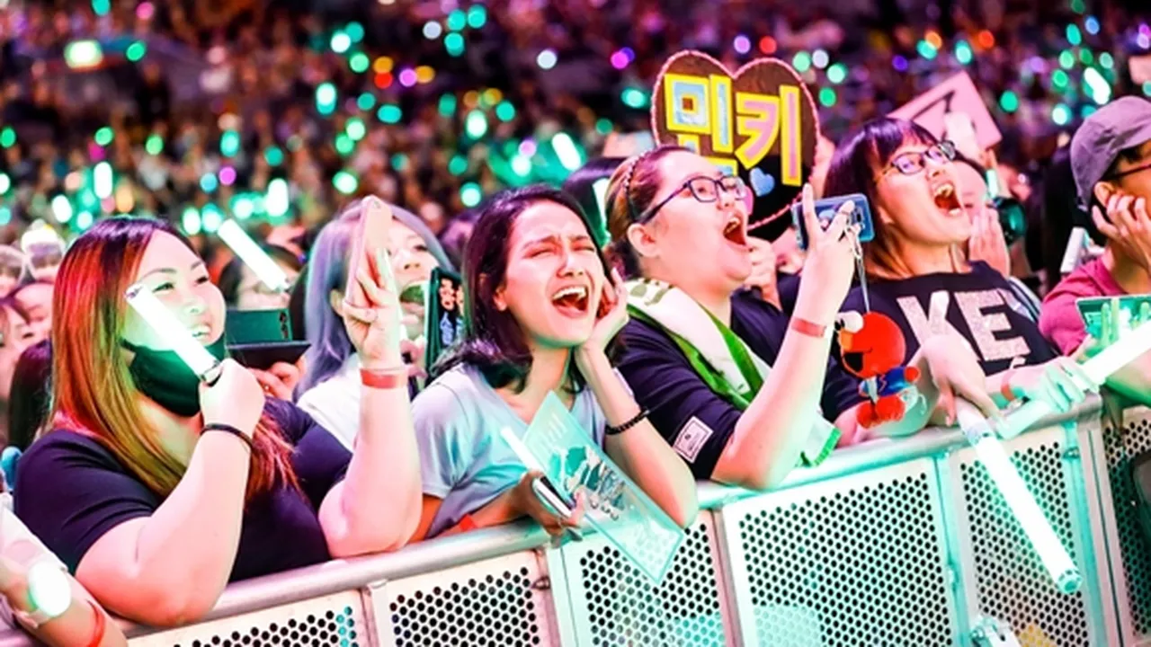 Beda dari yang Lain, 6 Hal Luar Biasa Ini Sampai Dilakukan Penggemar Ketika Dukung Idol K-Pop Mereka