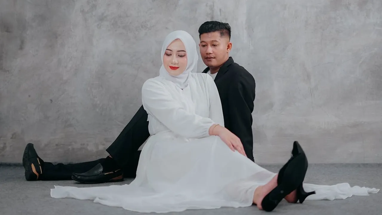 6 Inspirasi Baju Prewedding Casual Hijab Outdoor, Hadirkan Kesan Serasi dan Romantis