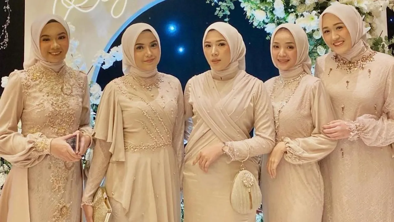 6 Inspirasi Dress Bridesmaid Hijab Instagram yang Anggun dan Elegan, Bikin Tampil Menawan