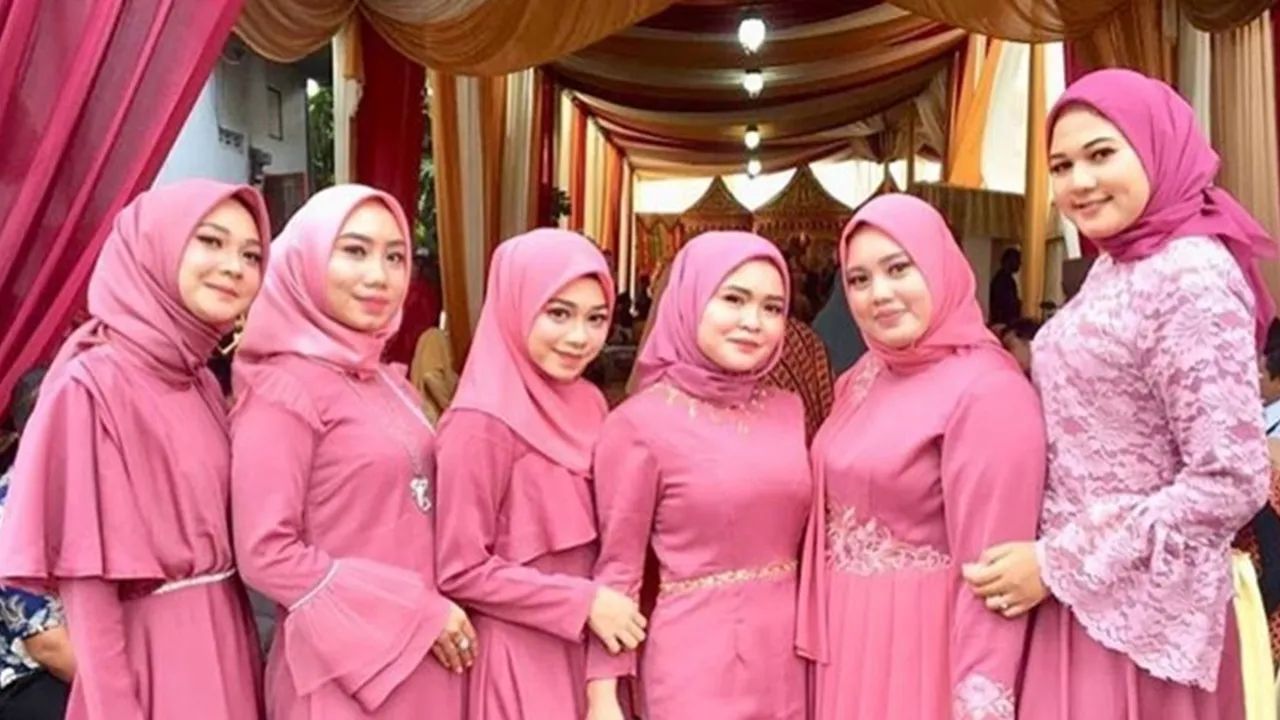 6 Inspirasi Model Gaun Bridesmaid Satin Hijab yang Anggun, Elegan, dan Stylish