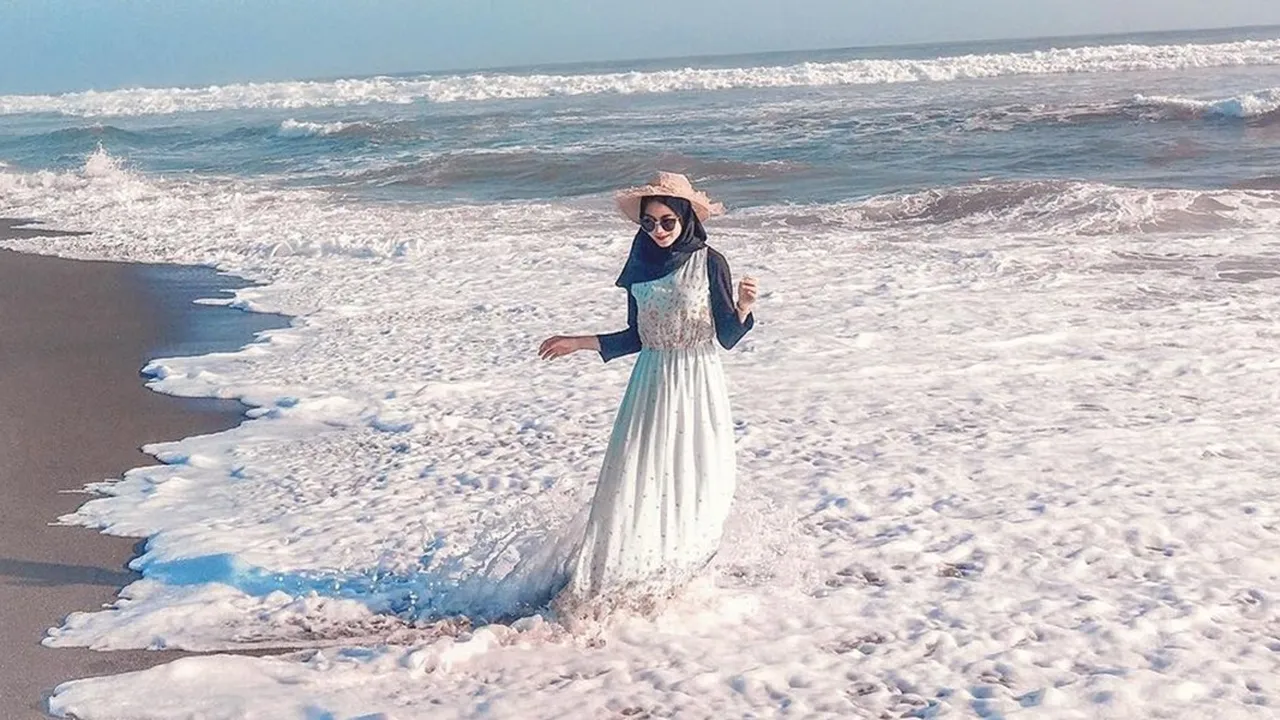 6 Inspirasi OOTD Pantai Hijab Remaja yang Nyaman, Beragam Gaya Feminin - Elegan