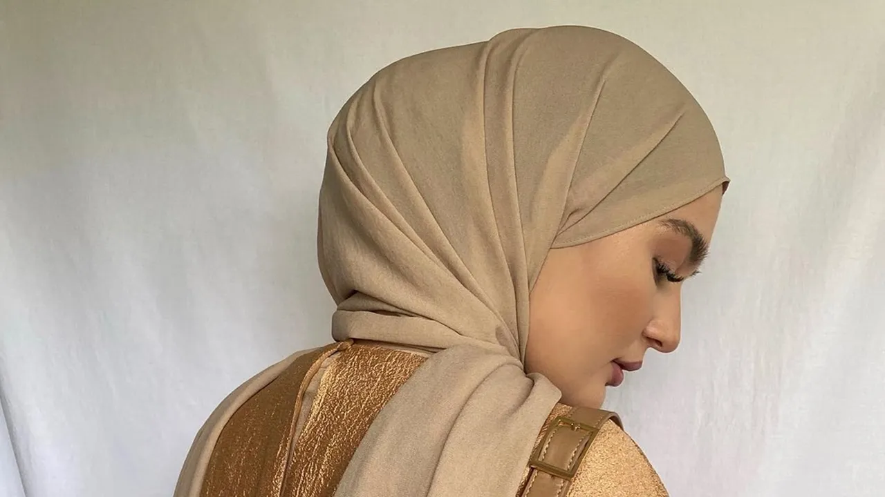 6 Inspirasi Outfit Warna Beige Hijab yang Kalem dan Stylish