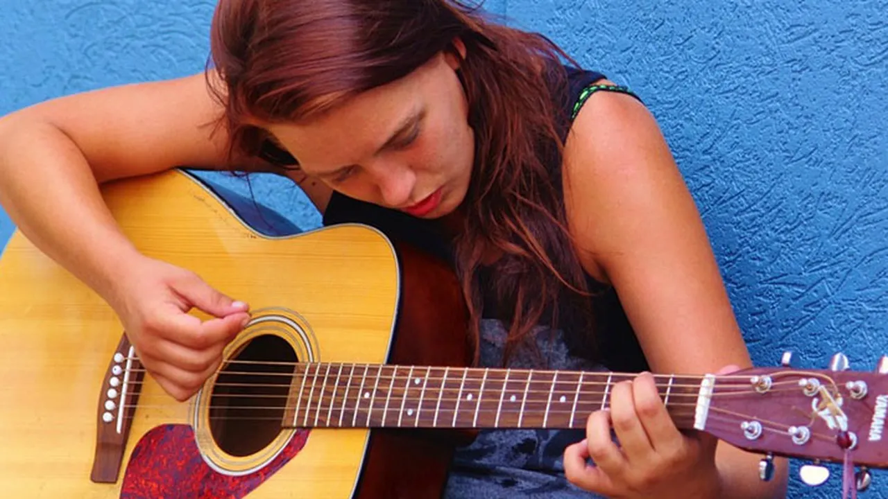 6 Lagu Pop Yang Cocok Untuk Belajar Bermain Gitar