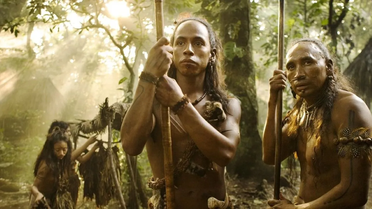 映画『アポカリプト』で森に立つ人物たち