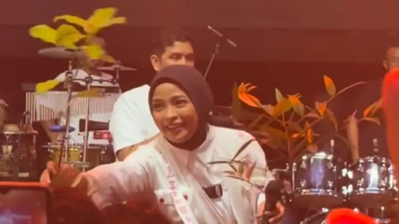 6 Potret Tantri 'Kotak' dan Arda Bagi-Bagi Bibit Pohon saat Manggung