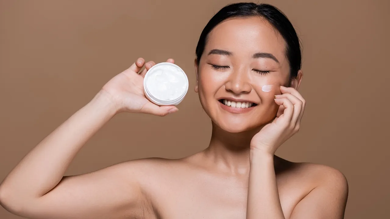 6 Skincare Rutin Malam Biar Kulit Lebih Sehat dan Glowing, Saatnya Berburu di Momen Harbolnas!