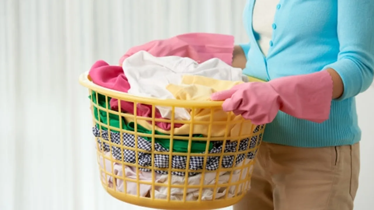 6 Tips Mencuci Baju Agar Tidak Bau Apek dan Cepat Kering Saat Musim Hujan