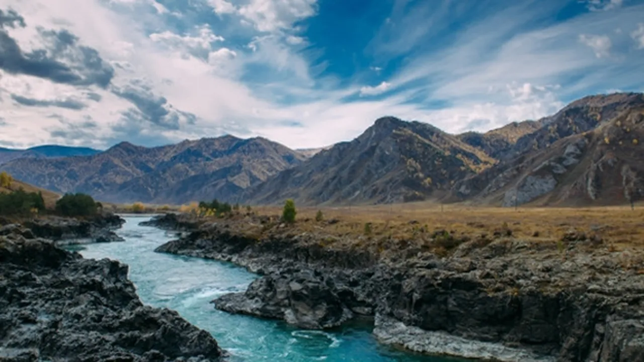 60 Caption Gunung Kekinian, Cocok Jadi Ungkapan Hati Bagi Pecinta Gunung